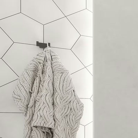 Crni mat dvostruka kuka Nimco Kibo kao minimalistički kupaonski dodatak.