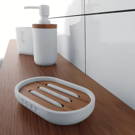 Bijeli dozator za tekući sapun Nimco Kora od polirezina i bambusovog drva.