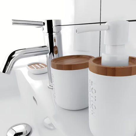 Bijeli dozator za tekući sapun Nimco Kora od polirezina i bambusovog drva.