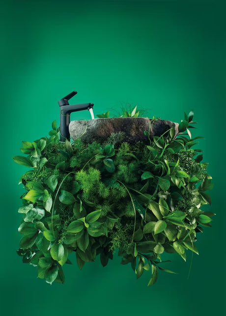 Crna jednoručna baterija stojeća miješalica za umivaonik Novaservis Metalia 58 s mat završnom obradom i ClicClac odvodom.