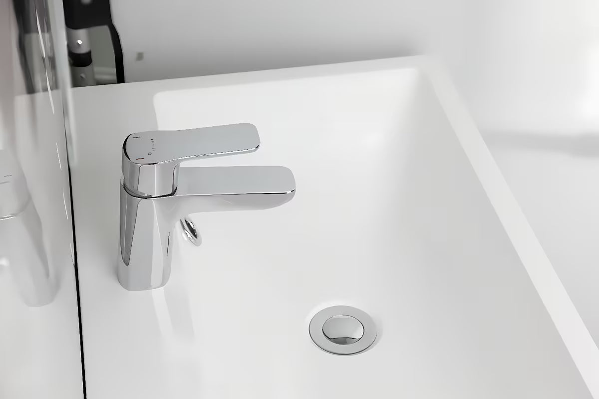 Kromirana miješalica za umivaonik Optima Cube Way bez odvoda s keramičkom kartušom i fleksibilnim perlatorom.