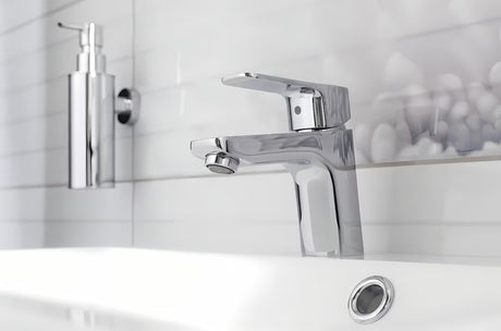 Kromirana miješalica za umivaonik Optima Cube Way bez odvoda s keramičkom kartušom i fleksibilnim perlatorom.