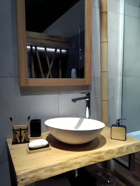 Crno-mat dozator sapuna Optima Hombre od polirezina s detaljem od bambusa