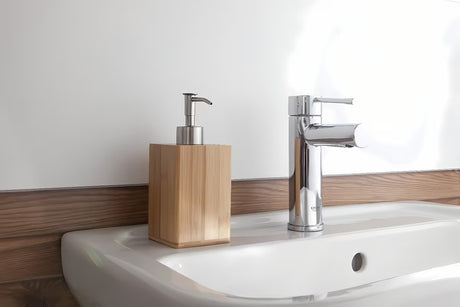 Samostojeći  dozator sapuna Optima Latia od drva s elegantnim dizajnom.