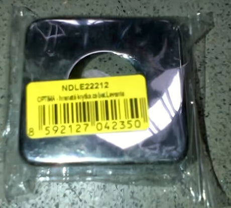 Kvadratna kromirana rozeta iza slavine Optima Levanta pro za pokrivanje priključnih otvora i cijevi.