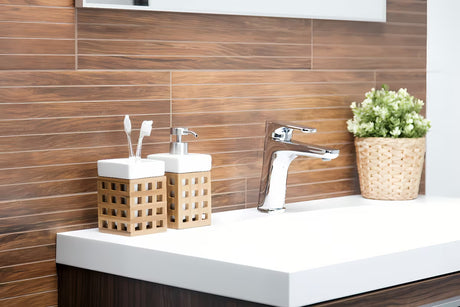 Samostojeći  dozator sapuna Optima Libra u bijeloj boji s bambusovim elementom i četvrtastim dizajnom.