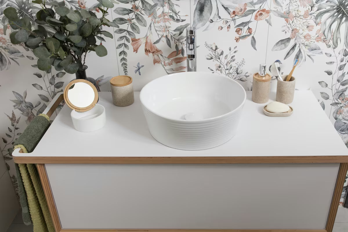 Ovalna posuda za sapun Optima Poly u nijansi light-limestone od polirezina i drva.