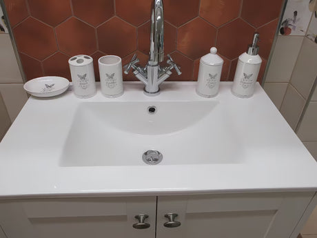 Bijeli keramički kutija s poklopcem Optima Provence kao samostojeći  dodatak za kupaonicu