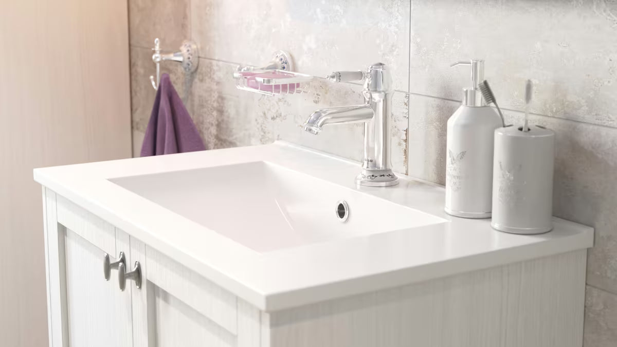 Bijeli keramički dozator sapuna Optima Provence pro kupaonicu u francuskom provansalskom stilu.