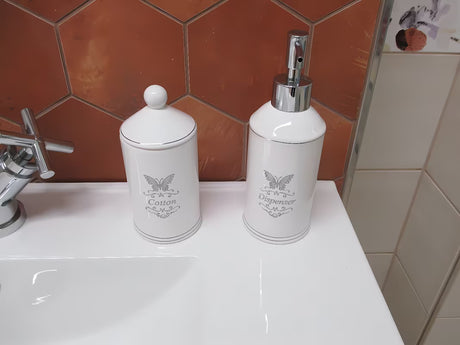 Bijeli keramički kutija s poklopcem Optima Provence kao samostojeći  dodatak za kupaonicu