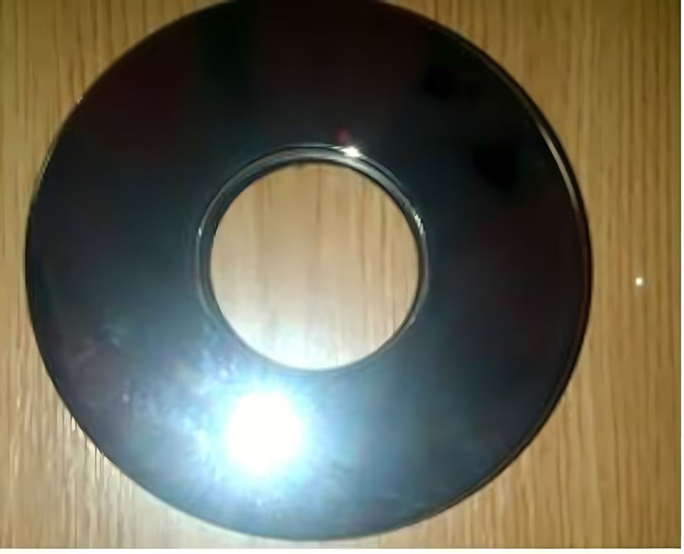 Okrugla rozeta Optima Sofie za 101 s promjerom cca 11,5 cm i unutarnjim otvorom cca 4,5 cm.