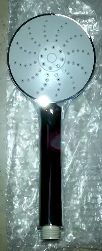 Ručni tuš Optima modernog dizajna pro za ugodno tuširanje i jednostavno održavanje.