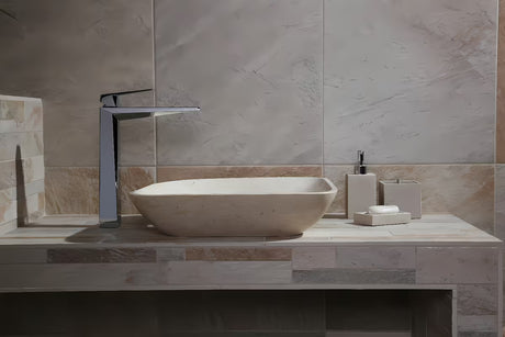 Elegantni višenamjenski kutija s poklopcem Optima Supera u izvedbi light-limestone za kupaonicu.