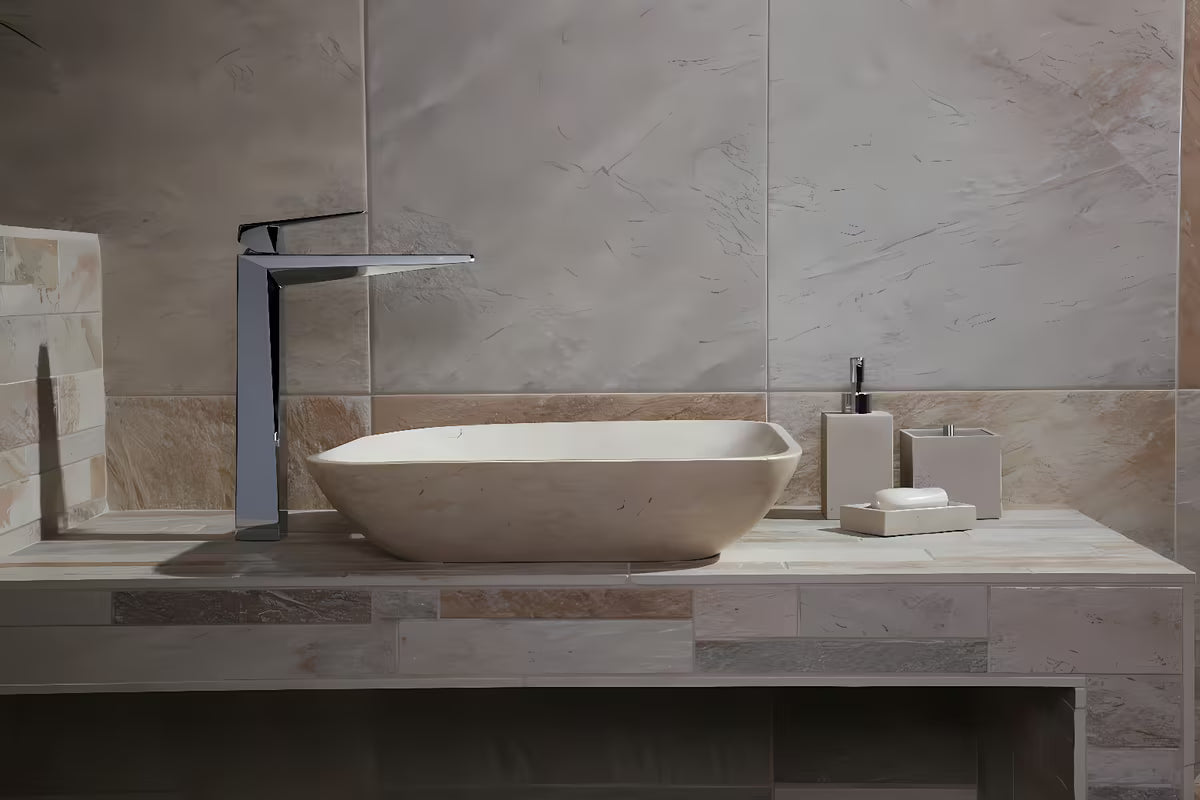 Elegantni višenamjenski kutija s poklopcem Optima Supera u izvedbi light-limestone za kupaonicu.