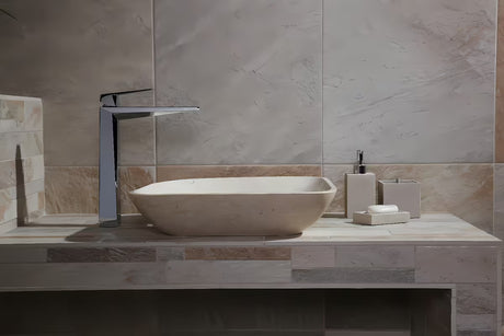 Elegantni višenamjenski kutija s poklopcem Optima Supera u izvedbi light-limestone za kupaonicu.