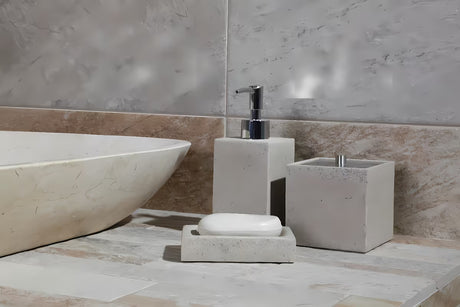 Samostojeći  držač četkica Optima Supera u nijansi light-limestone od polirezina.