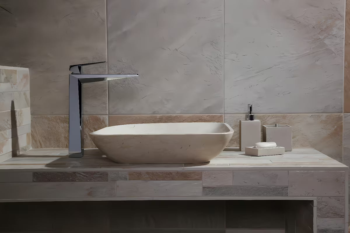 Samostojeći  držač četkica Optima Supera u nijansi light-limestone od polirezina.