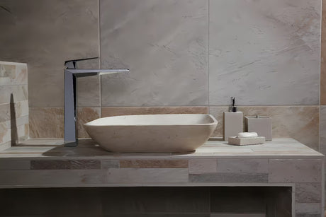 Samostojeći  držač četkica Optima Supera u nijansi light-limestone od polirezina.