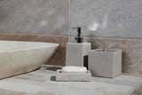 Samostojeći  držač četkica Optima Supera u nijansi light-limestone od polirezina.