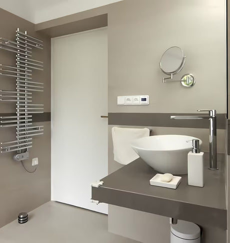 Zidno obostrano kozmetičko ogledalo Optima Tera u krom izvedbi, okretno i s 3x povećanjem.