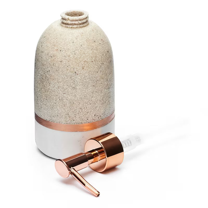 Samostojeći  dozator za tekući sapun Optima Tera u dekoru light-limestone s pumpicom rose gold.