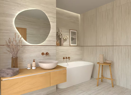 Samostojeći  dozator za tekući sapun Optima Tera u dekoru light-limestone s pumpicom rose gold.