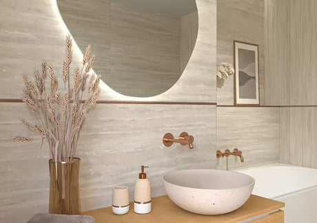 Samostojeći  dozator za tekući sapun Optima Tera u dekoru light-limestone s pumpicom rose gold.