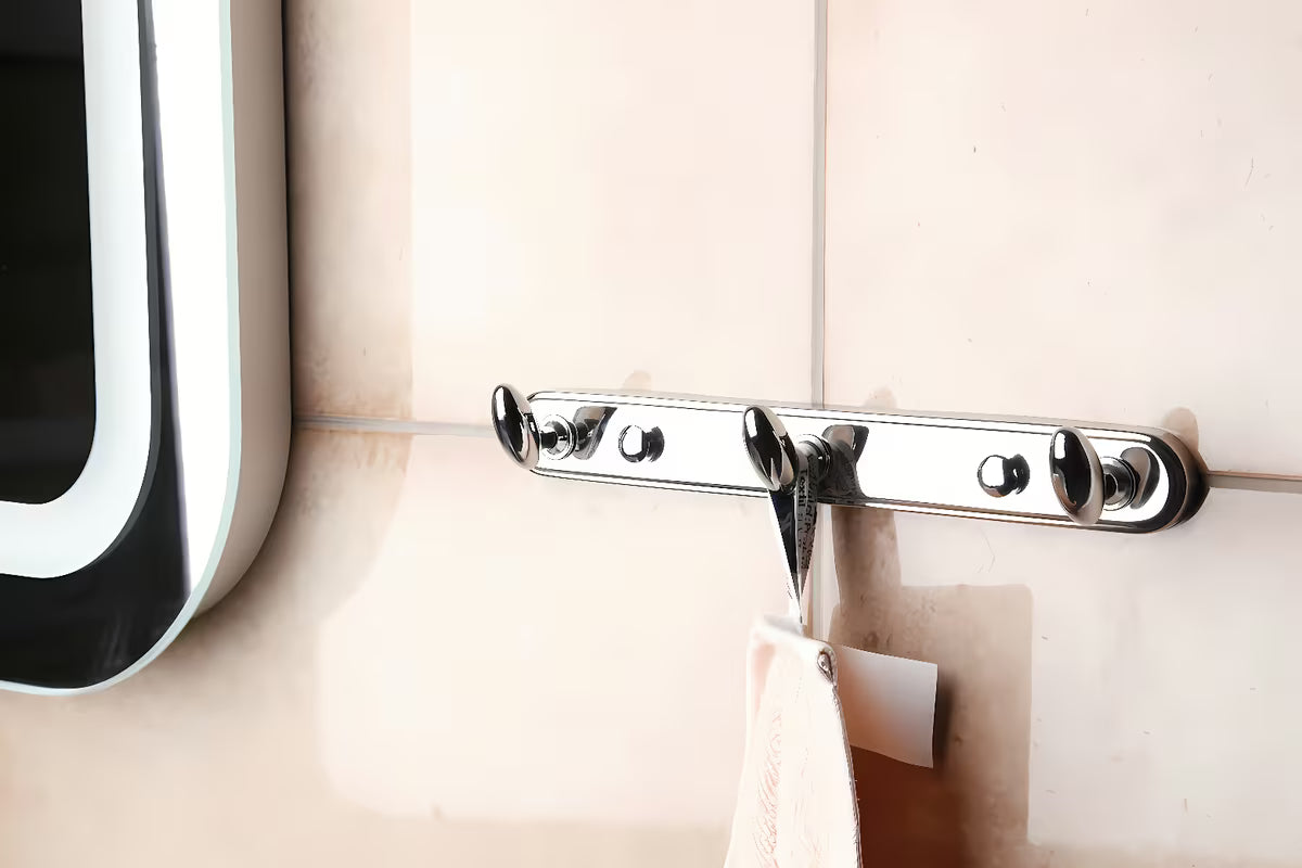 Zidni trostruka kukica Optima Chrome s okruglim dizajnom pro za vješanje ručnika i odjeće.