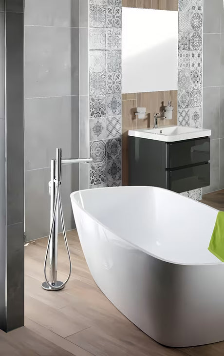 Podna miješalica za kadu Optima Chrome pro samostojeći  kadu s tuš setom u krom izvedbi.