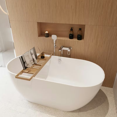 Smeđa bambusova polica za kadu Optima s podesivom duljinom i mjestom za knjigu, čašu i sitnice.