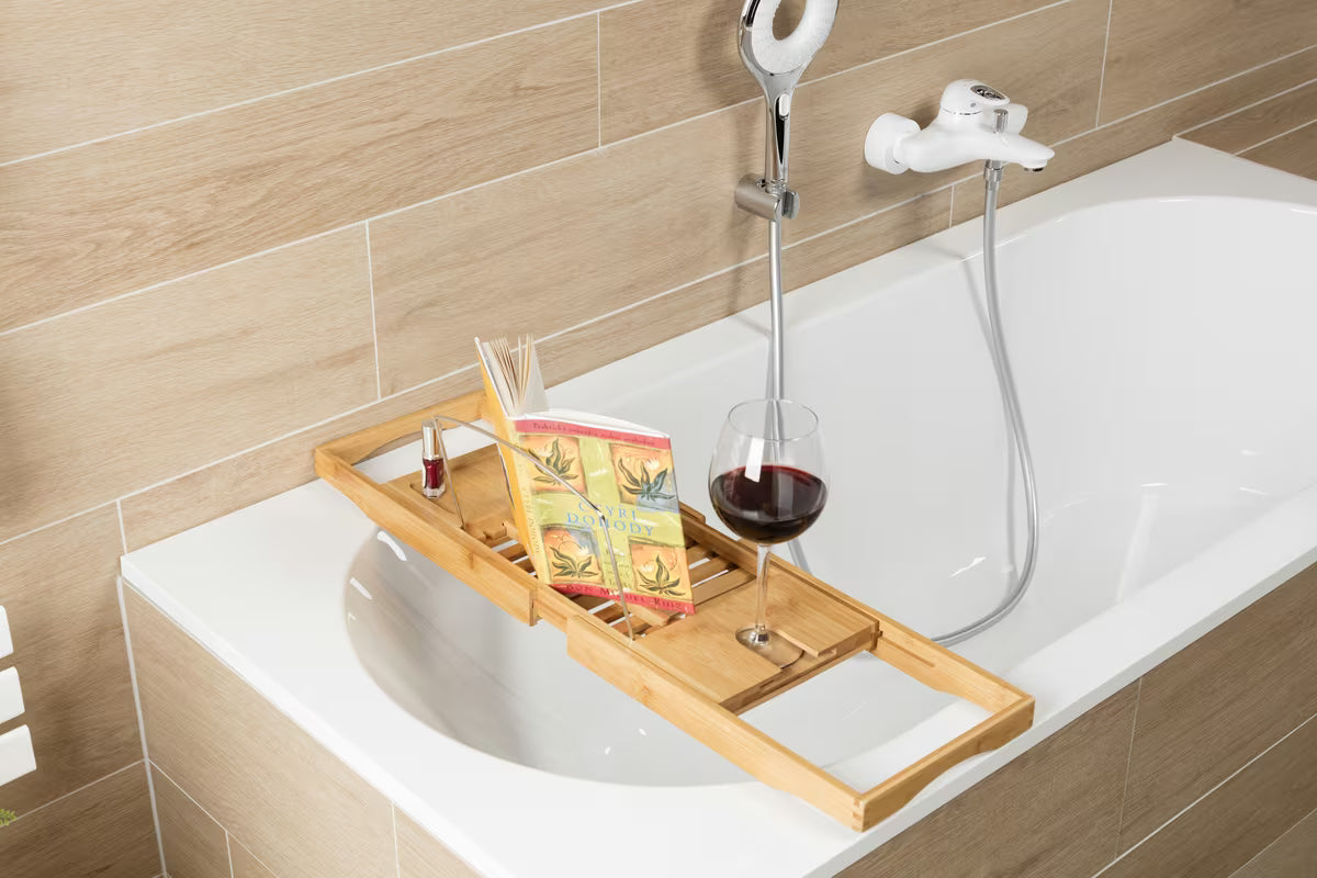 Smeđa bambusova polica za kadu Optima s podesivom duljinom i mjestom za knjigu, čašu i sitnice.