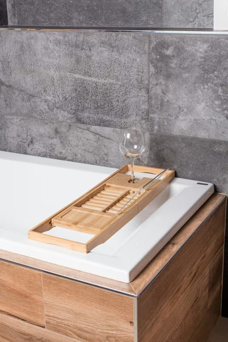 Smeđa bambusova polica za kadu Optima s podesivom duljinom i mjestom za knjigu, čašu i sitnice.