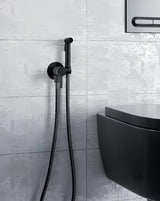 Podžbukna bide garnitura Paffoni Tweet Round u mat crnoj boji s metalnim tušem i skrivenim držačem.