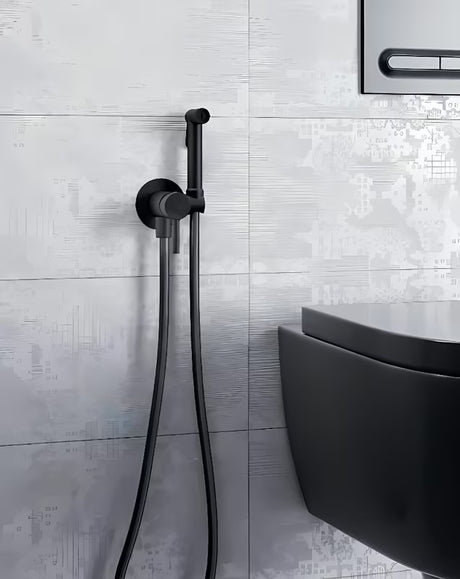 Podžbukna bide garnitura Paffoni Tweet Round u mat crnoj boji s metalnim tušem i skrivenim držačem.