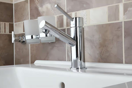 Kromirana miješalica za umivaonik Paffoni Birillo s bide tušem i preklopnikom mlaza vode.