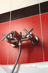 Paffoni Cruz ventilna zidna miješalica za kadu s tuš setom u krom izvedbi.