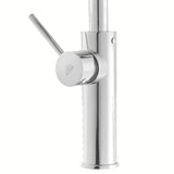 Jednoručna Baterija miješalica za sudoper Paffoni Light u kromiranoj izvedbi s izvlačivim tušem i sa zakretnim izljevom.