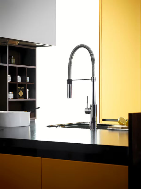 Jednoručna Baterija miješalica za sudoper Paffoni Light u kromiranoj izvedbi s izvlačivim tušem i sa zakretnim izljevom.