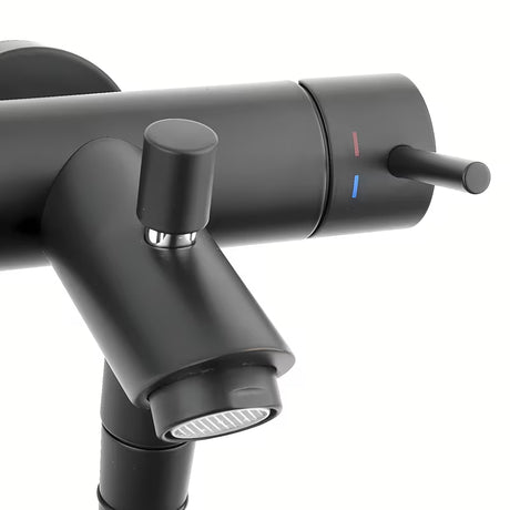 Jednoručna Baterija zidna miješalica za kadu Paffoni Light s tuš setom u crnoj mat izvedbi.