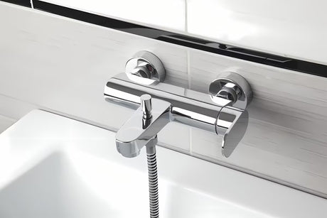 Jednoručna Baterija zidna miješalica za kadu Paffoni Pavia u krom izvedbi sa zaobljenim dizajnom