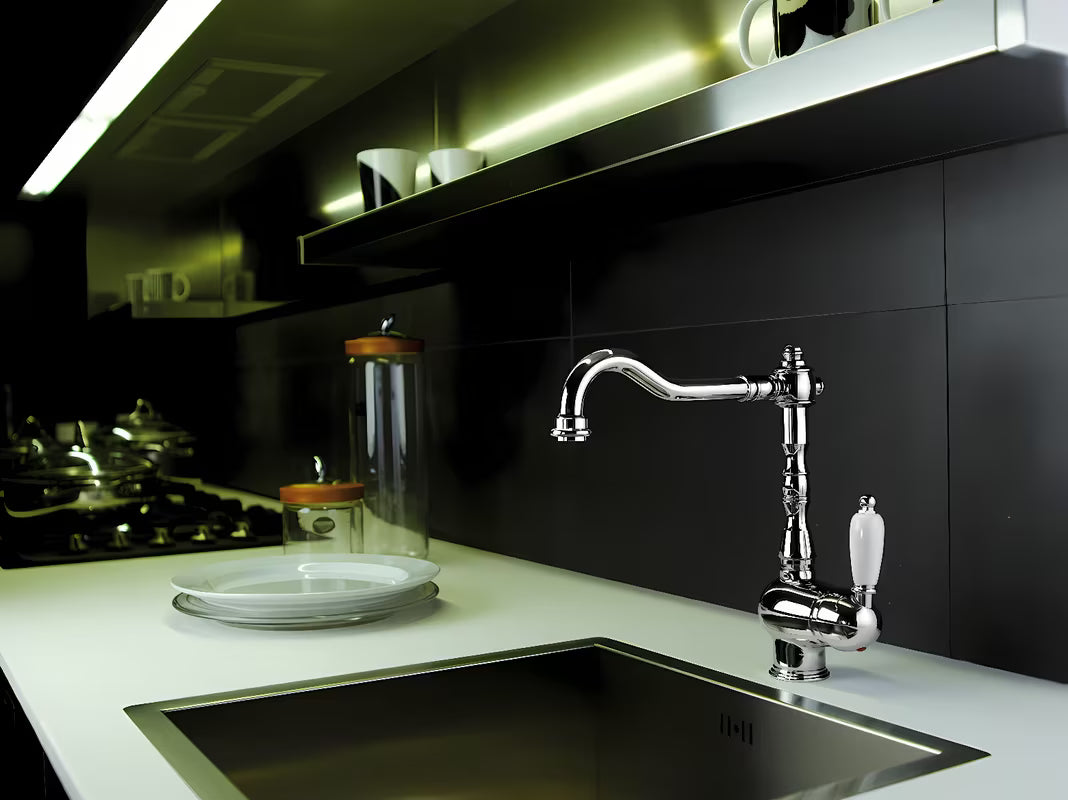 Kromirana miješalica za sudoper Paffoni Ricordi u retro zaobljenom dizajnu s polugom i zakretnim izljevom.