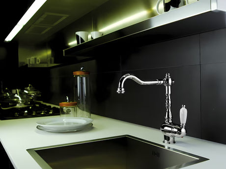 Kromirana miješalica za sudoper Paffoni Ricordi u retro zaobljenom dizajnu s polugom i zakretnim izljevom.