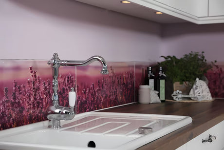 Kromirana miješalica za sudoper Paffoni Ricordi u retro zaobljenom dizajnu s polugom i zakretnim izljevom.