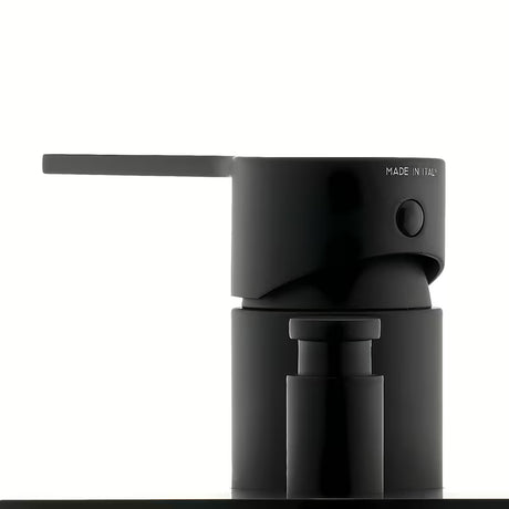 Podžbukna tuš i miješalica za kadu Paffoni Vallone u crnoj mat izvedbi s ručicom.