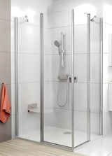 Polovica kutne tuš kabine Ravak Chrome 90 cm u sjajnom kromu s prozirnim staklom i otvaranjem na šarke.