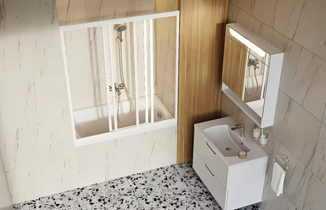 Bijeli sjajni ormarić s ogledalom Ravak Classic II s integriranom LED rasvjetom i unutarnjim policama.