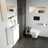 Bijeli sjajni ormarić s ogledalom Ravak Classic II s integriranom LED rasvjetom i unutarnjim policama.