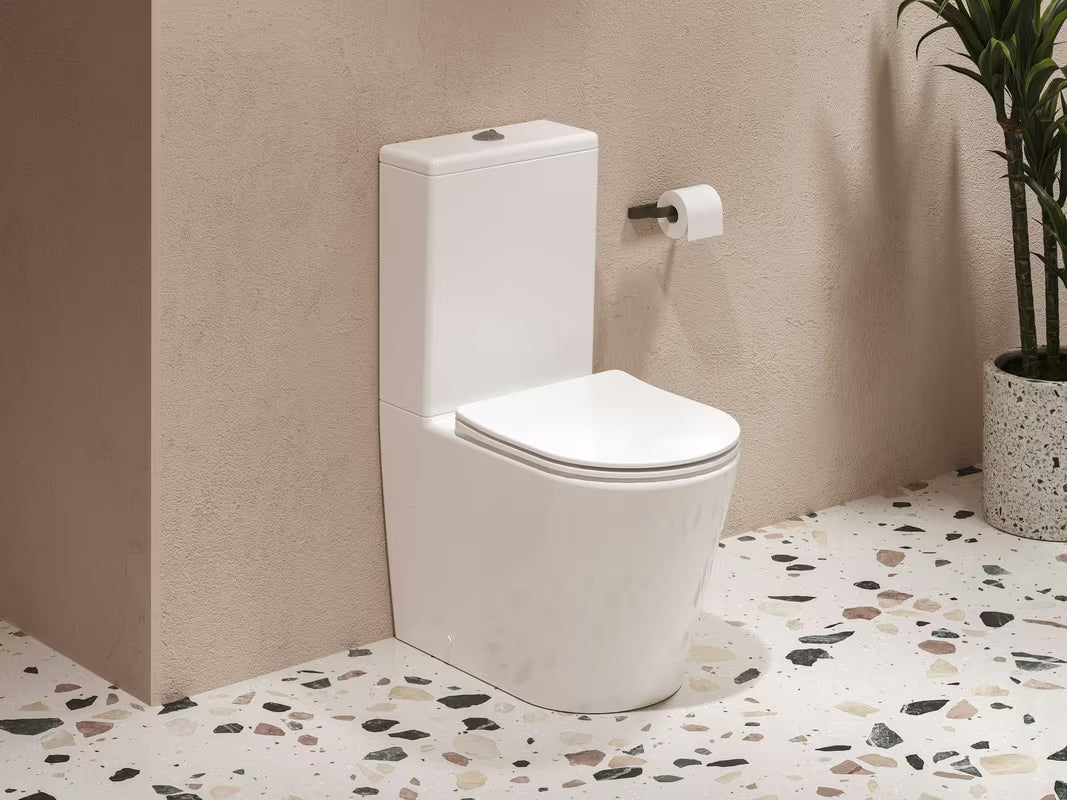 Bijeli samostojeći  WC kombi Ravak Elegant RimOff s wc daskom soft Close i dvokoličinskim ispiranjem 3/6 l.