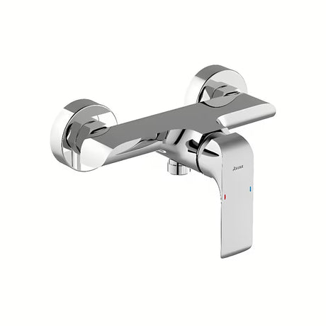 Kromirana zidna miješalica za tuš Ravak Flat s ručicom i modernim dizajnom.