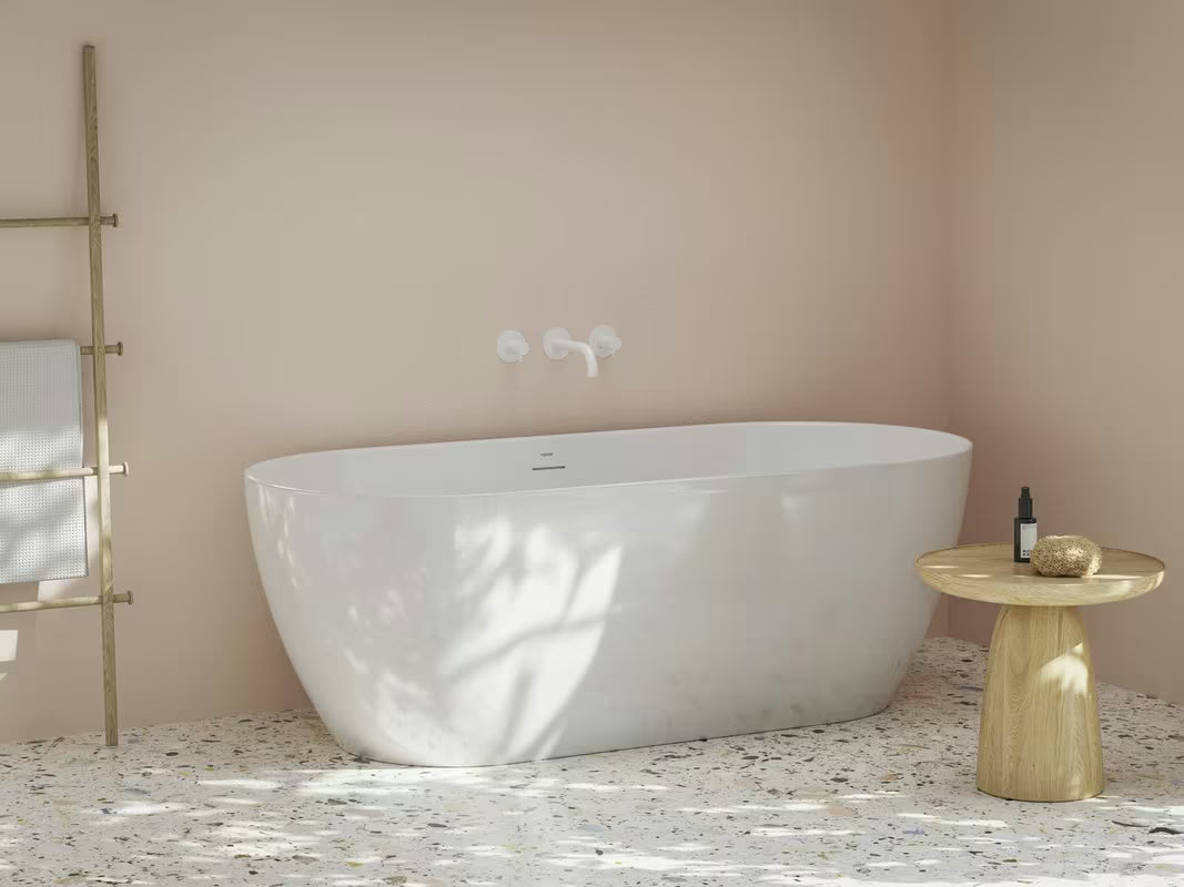 Samostojeći  akrilna kada Ravak Freedom O Tec 170 x 77 cm u bijeloj boji s kromiranim pokrovom odvoda.